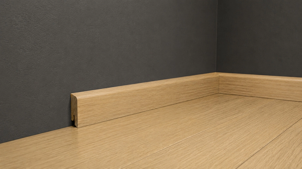 Listwa przypodłogowa drewniana 40x15 mm - dąb europejski lakierowany